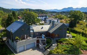 Cozy Home In Ålesund With House A Panoramic View